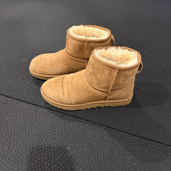UGG Classic Mini II size 7 - Picture 1 of 7